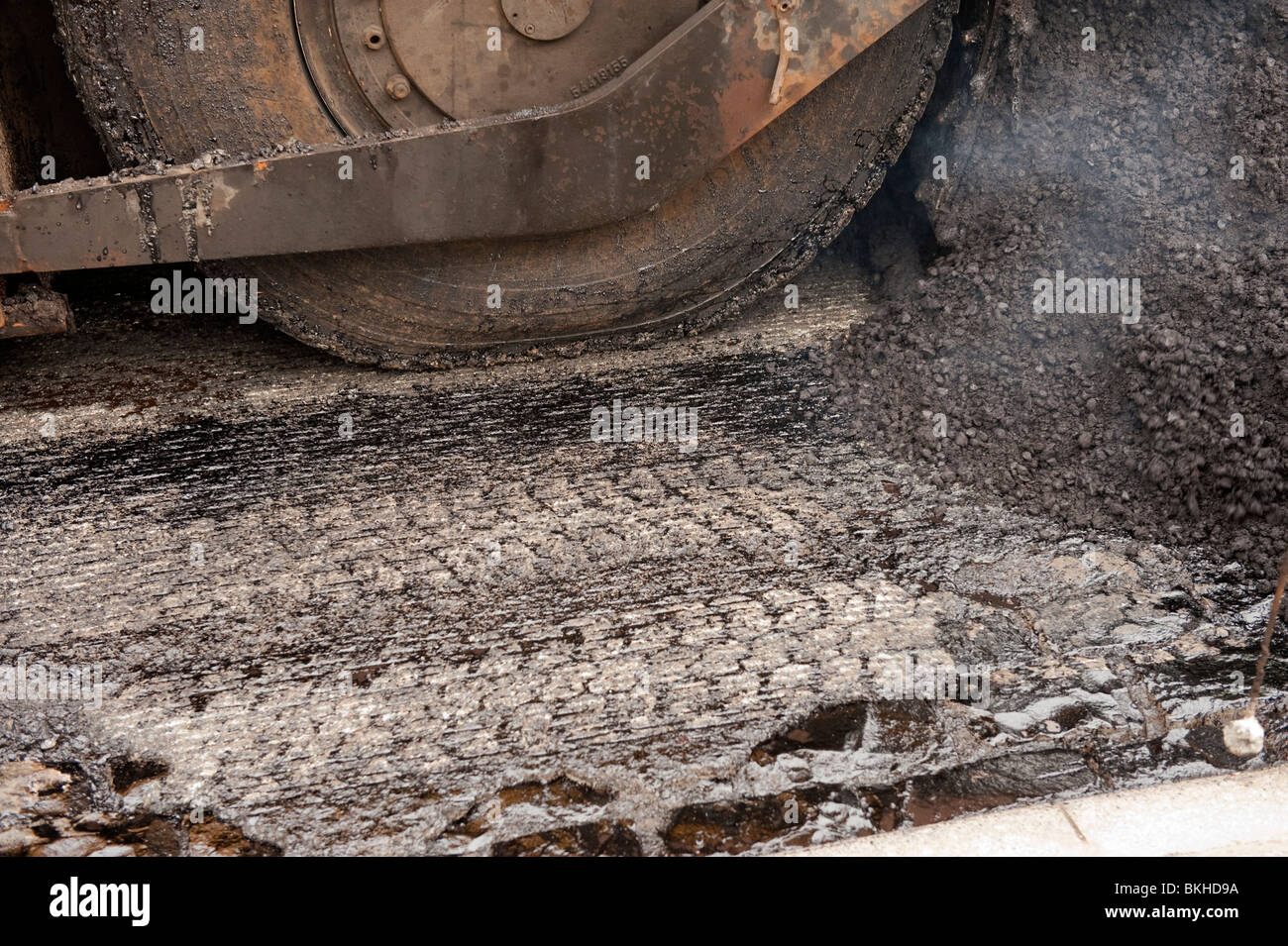 La Tarmac essendo prevista sulla strada per il resurfacing Foto Stock