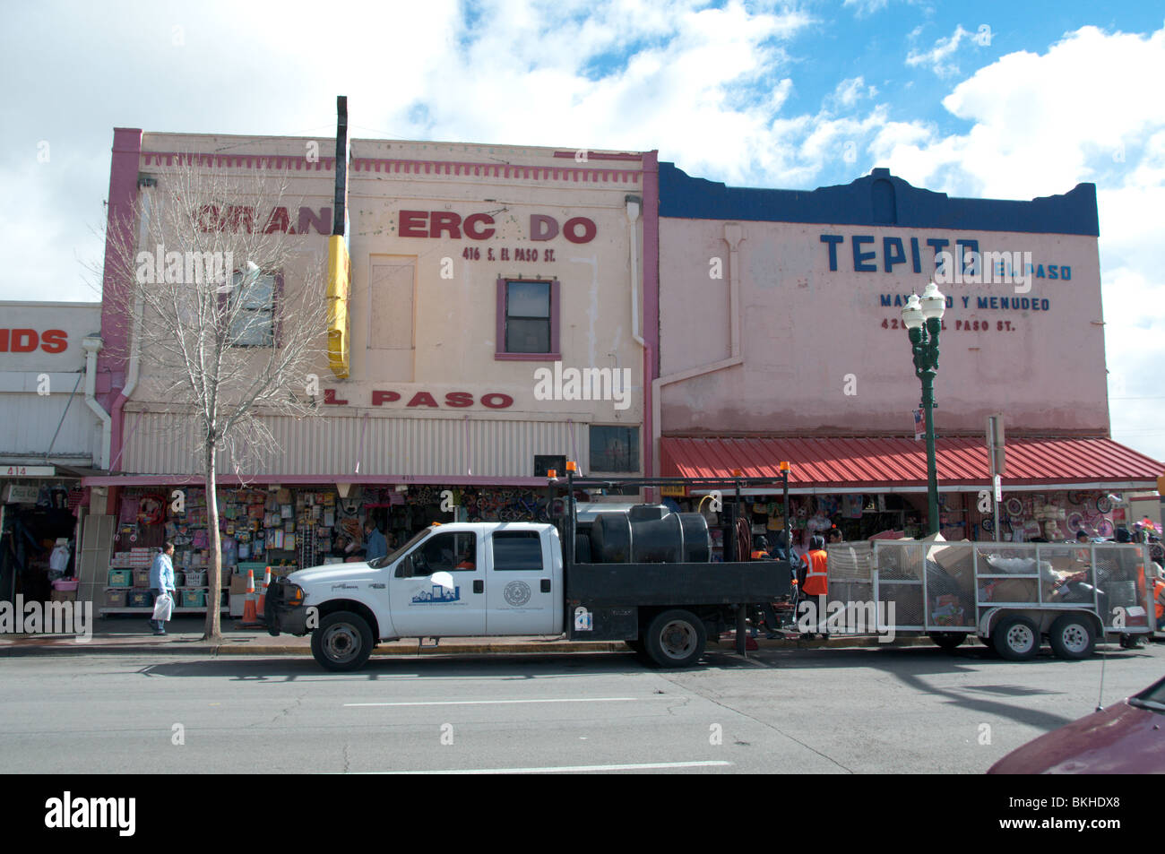 Store fronti nel Golden Horse scarpa del distretto di El Paso, Texas. Per la maggior parte in lingua spagnola su negozi e segni Foto Stock
