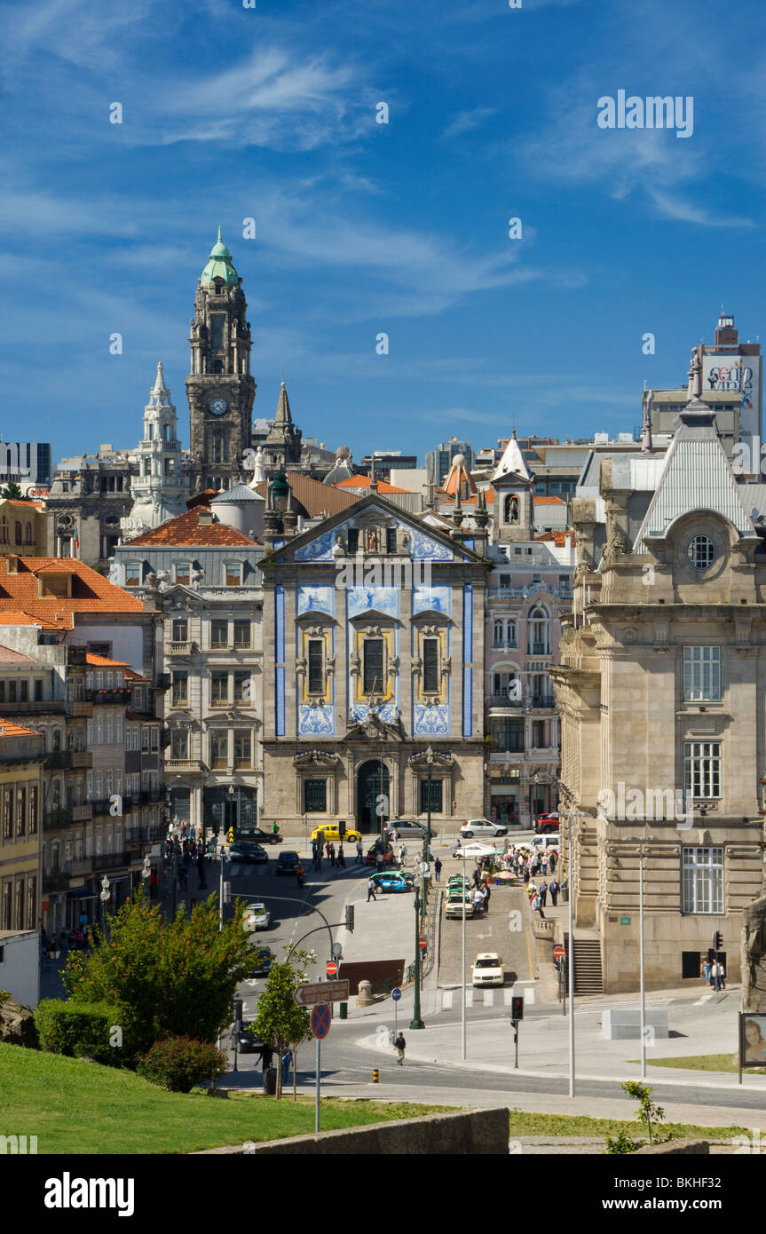 Il Portogallo, la Costa Verde, Porto. Igreja dos Congregados e Torre dos Clérigos. Praca Almeida Garrett Foto Stock