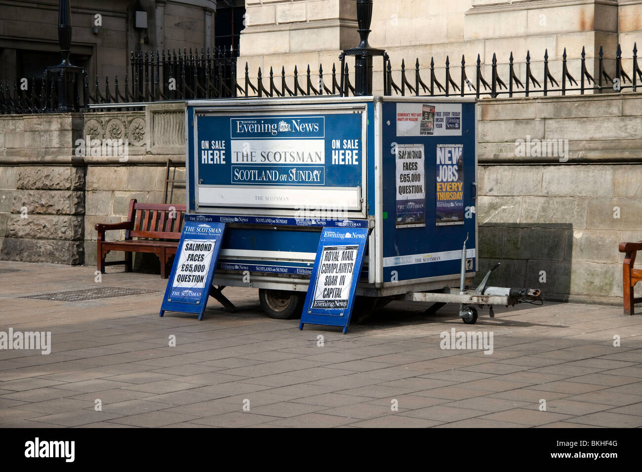 Slow notizie giorno - un giornale chiuso stand presso East End di Princes Street, Edinburgh. Foto Stock