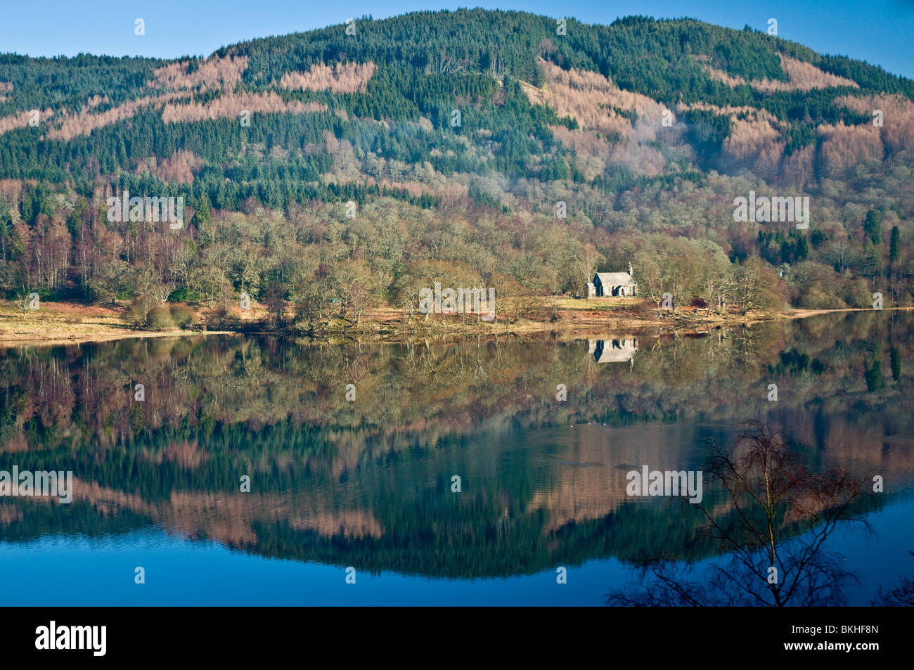 Riflessioni sul Loch Achray Trossachs dalla Duke's Pass nr Aberfoyle distretto di Stirling Scozia Scotland Foto Stock