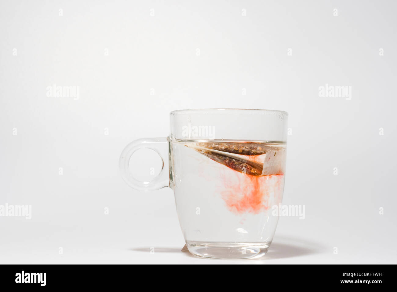 Bicchiere di vetro di rooibos tè su bianco Foto Stock