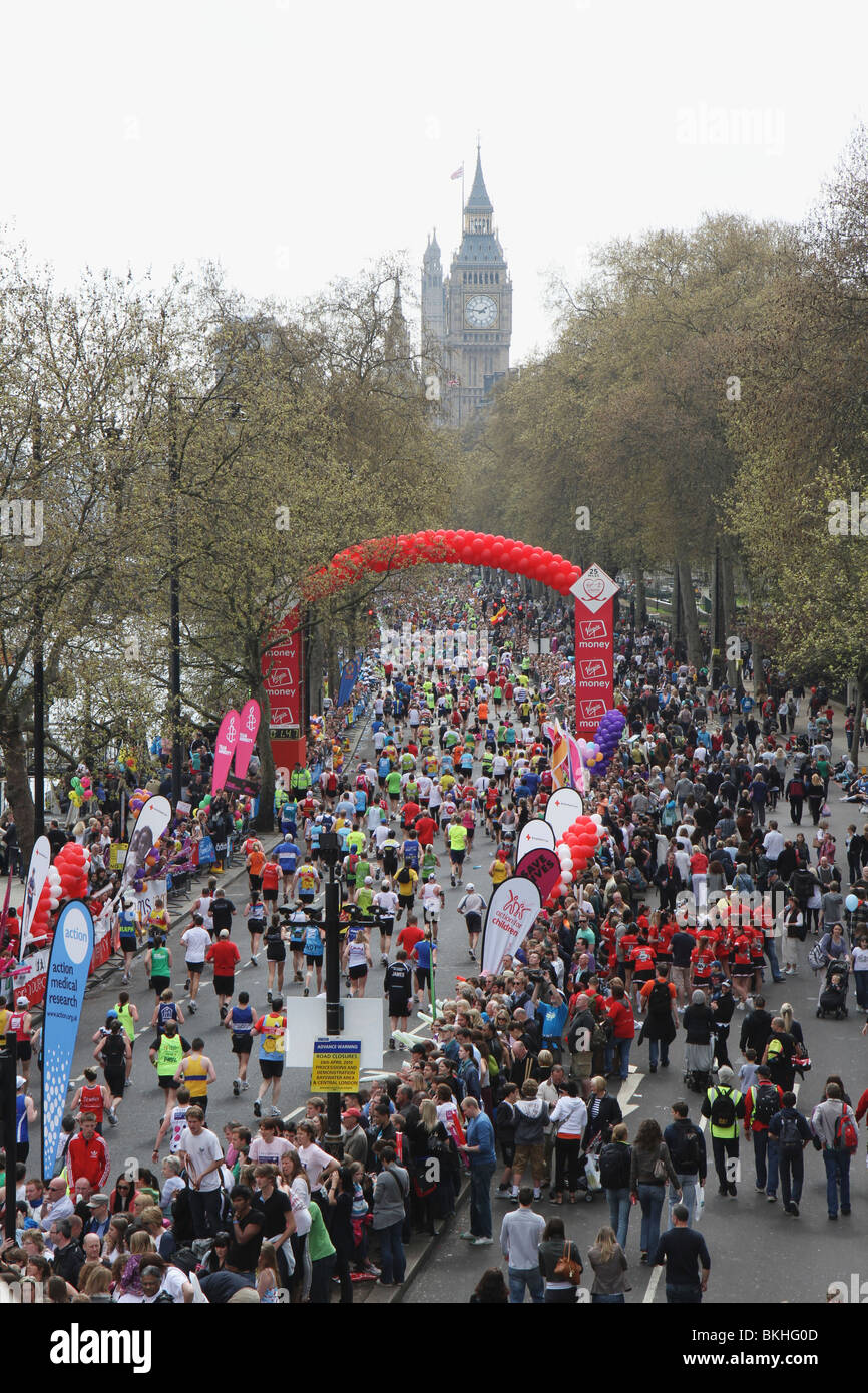 Virgin London Marathon 2010 - Pattini di andare sotto il 25 mile marker sul terrapieno sul modo di Big Ben Foto Stock