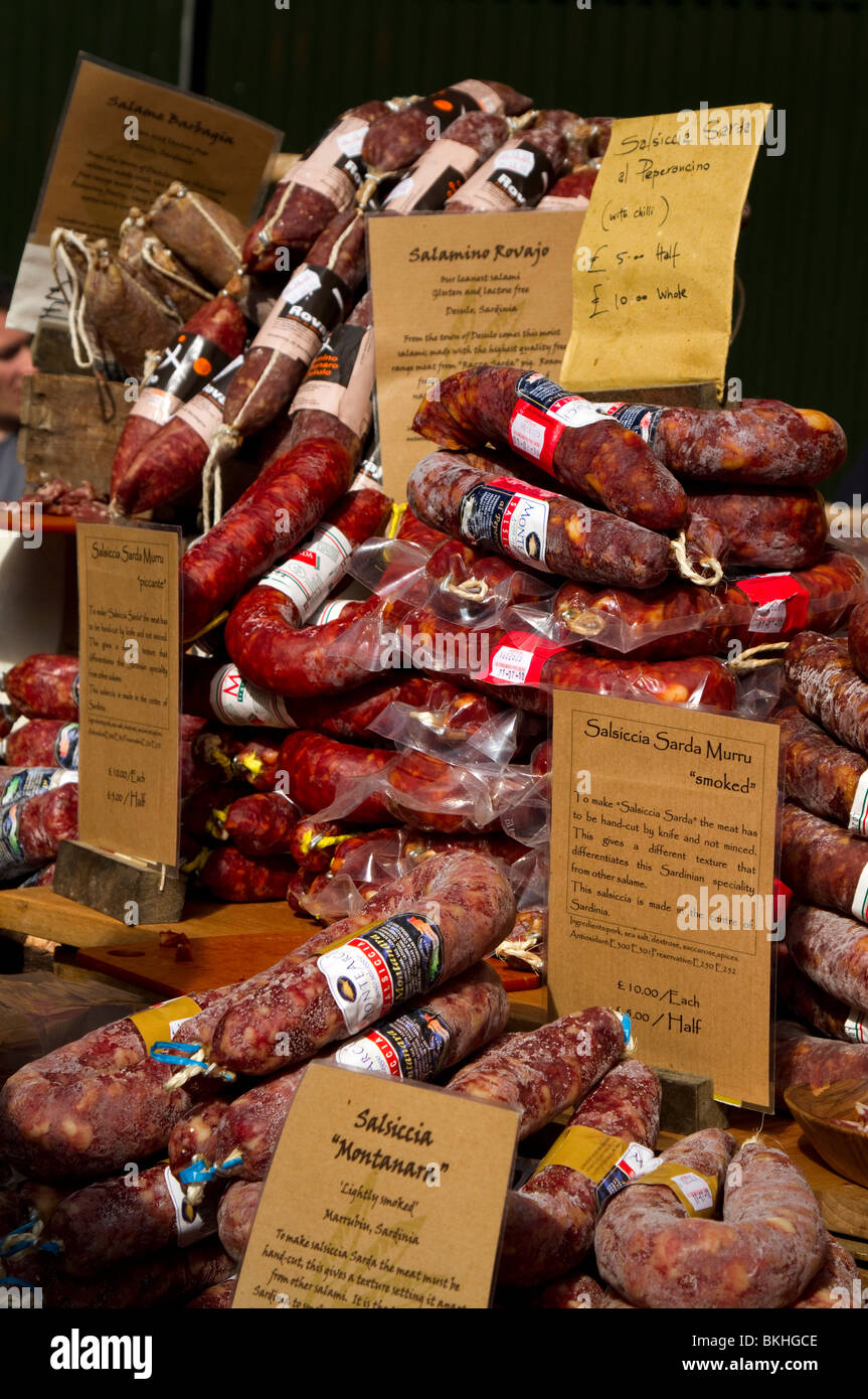 Salsiccia secca per la vendita nel mercato di Borough, Londra Foto Stock