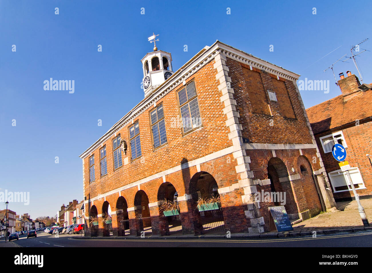 Orizzontale di un ampio angolo di visione del prominente in mattoni rossi Market Hall di Old Amersham High Street in una giornata di sole. Foto Stock