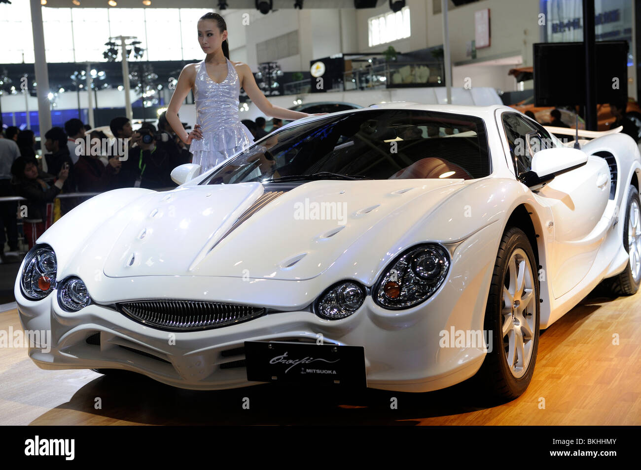 Il modello pone accanto a un giapponese Mitsuoka Orochi auto presso il Beijing Auto Show. 24-Apr-2010 Foto Stock