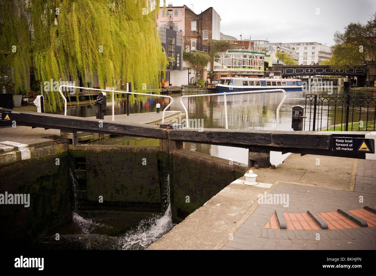 Canale chiuso cancelli di blocco sul Regents Canal fluviale , Vista verso la passerella a Camden Lock. Foto Stock