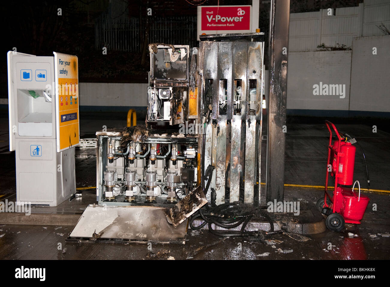 Stazione di benzina della pompa carburante distrutto da un incendio accidentale mentre la macchina di riempimento Foto Stock