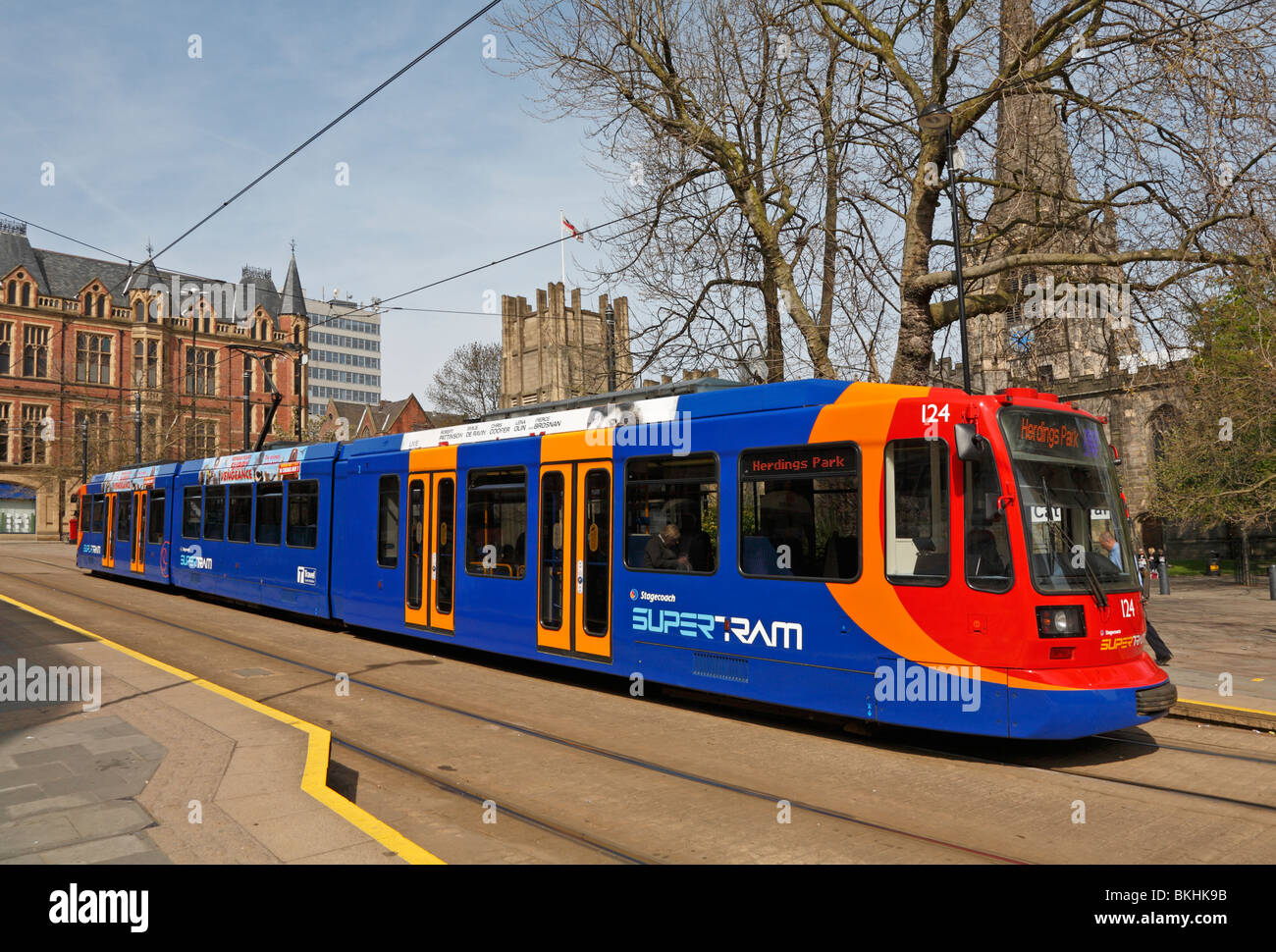 Supertram presso la Cattedrale di arresto, Sheffield South Yorkshire, Inghilterra, Regno Unito. Foto Stock