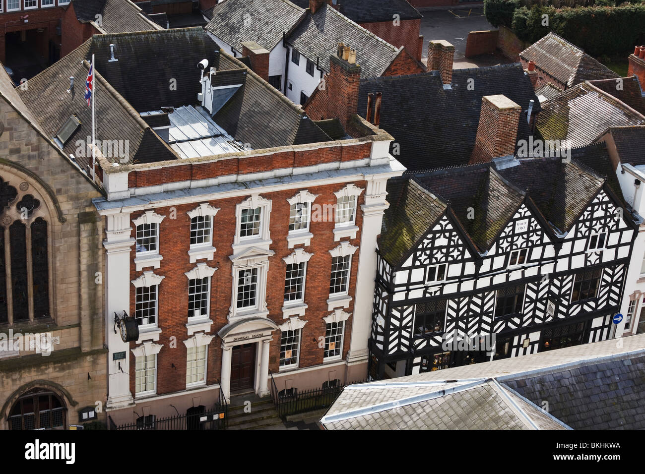 Vista guardando verso il basso nel foro Street, Lichfield, dalla guglia di Lichfield Heritage Centre. Foto Stock