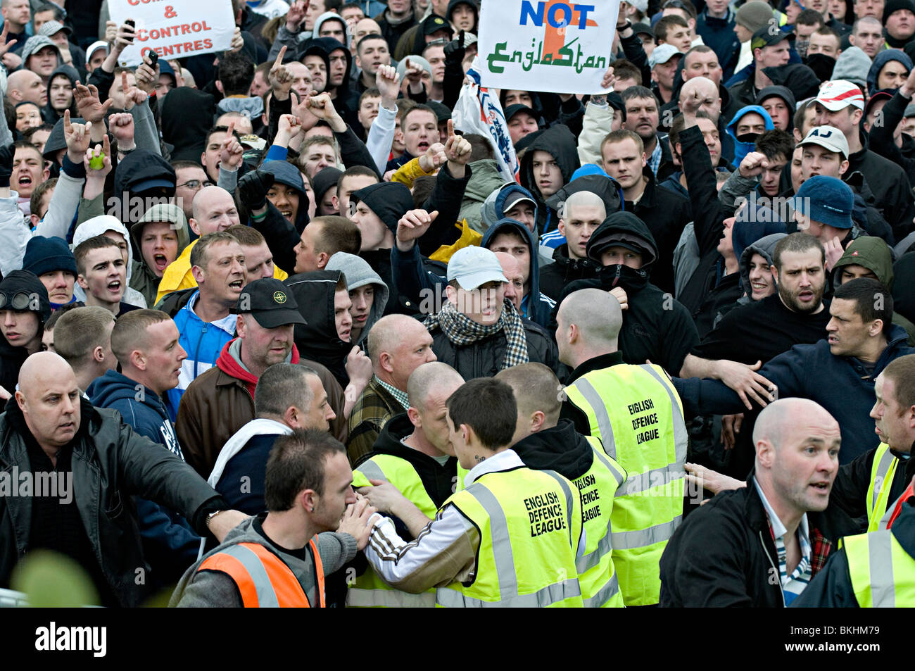 Demo di edl a Dudley Regno Unito contro la costruzione di una moschea l'EDL affermano di essere fatta di persone contro l'estremismo islamico, tuttavia Foto Stock