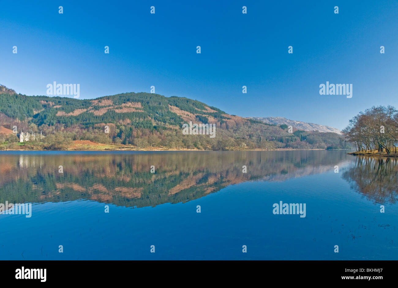 Riflessioni sul Loch Achray Trossachs dalla Duke's Pass nr Aberfoyle distretto di Stirling Scozia Scotland Foto Stock