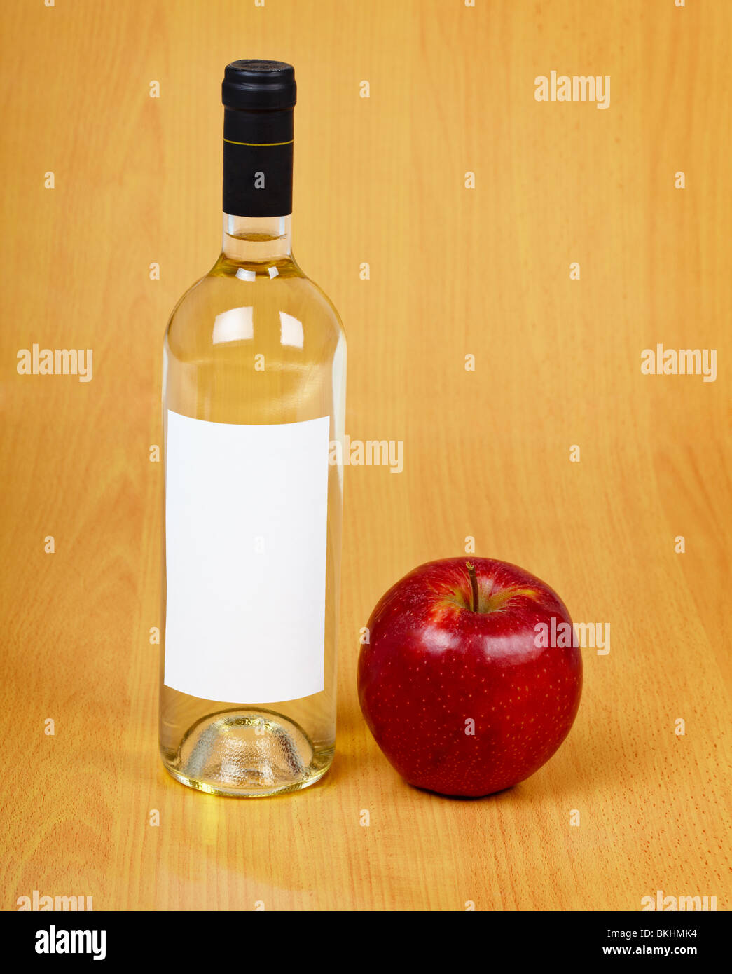 Una bottiglia di sidro sul tavolo di legno Foto Stock
