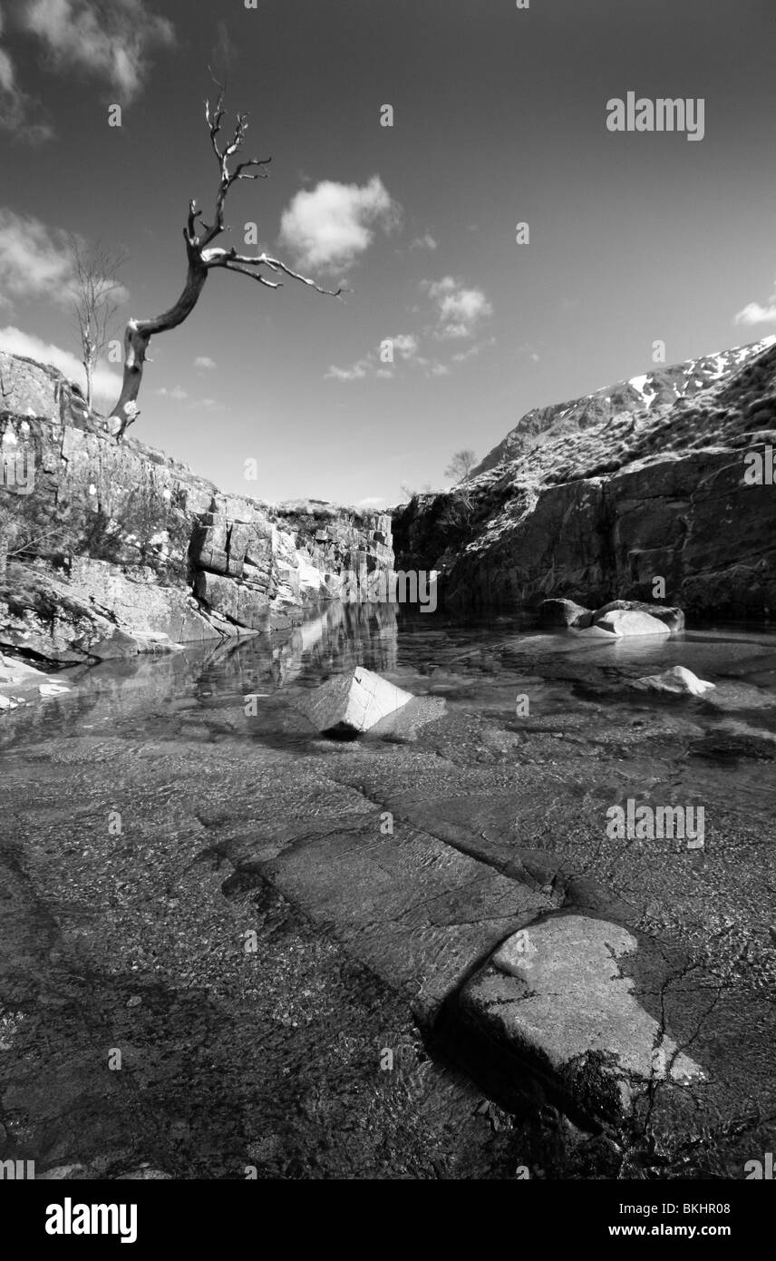 Glen Etive, vicino a Glencoe, Scozia. Questo è un rapido fiume che scorre, ritagliando il suo percorso attraverso rocce scoscese. Foto Stock