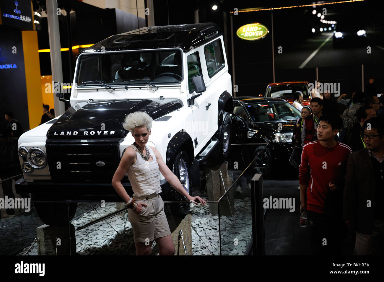 Il cinese guarda un Land Rover SUV presso il Beijing Auto Show 2010. Foto Stock