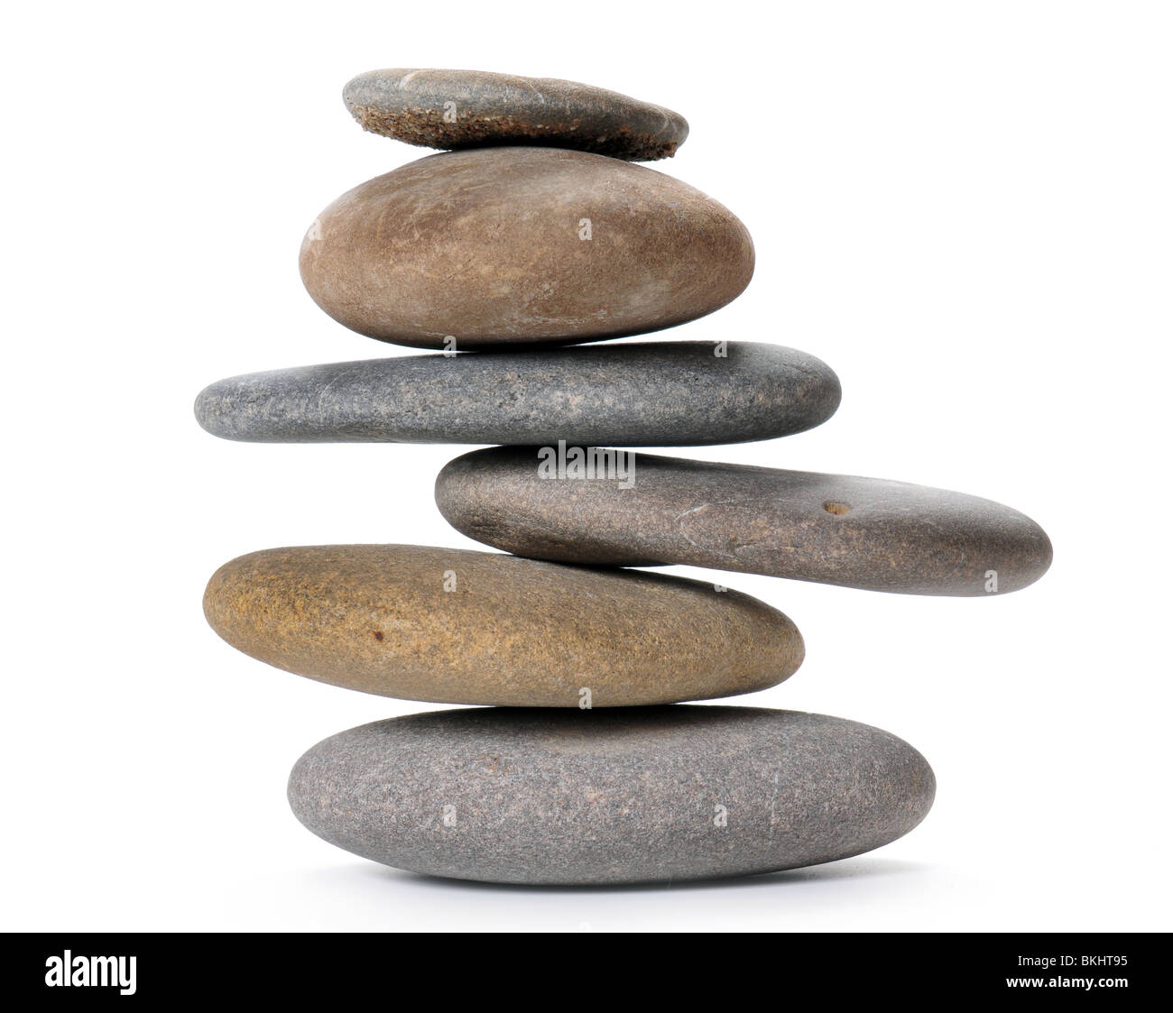 Zen come equilibrato torre in pietra isolato su bianco Foto Stock