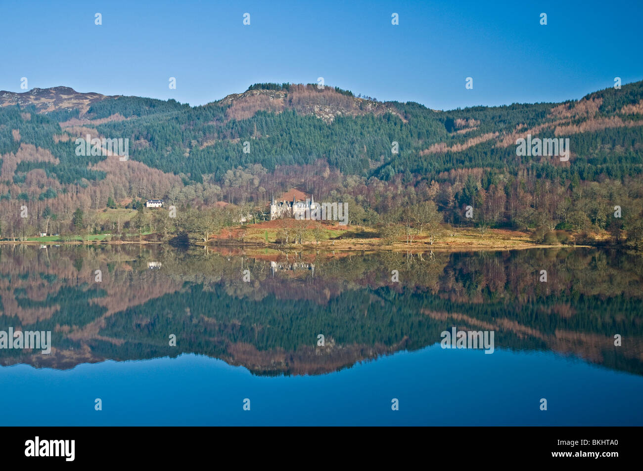 Riflessioni sul Loch Achray Trossachs dalla Duke's Pass nr Aberfoyle distretto di Stirling Scozia verso Tigh Mor Foto Stock