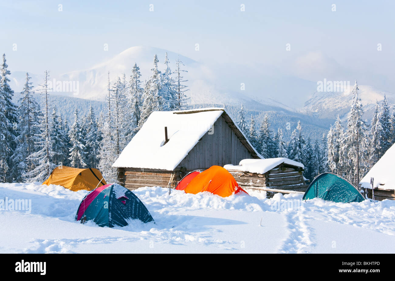 Inverno tranquillo paesaggio di montagna con capannoni e tenda turistica gruppo (Kukol Mount, Carpazi, Ucraina) Foto Stock