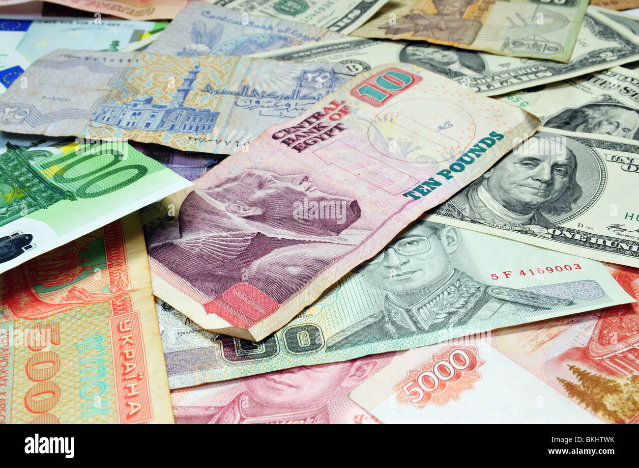 Pila di valuta estera per lo sfondo Foto Stock