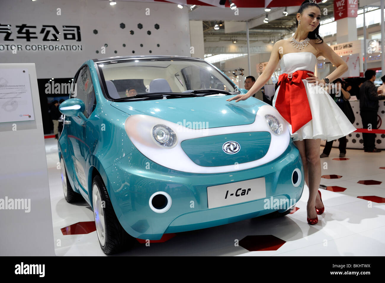 Un modello pone accanto a dongfeng motor group co. i-car concept, visualizzato presso il Beijing auto show 2010. Foto Stock