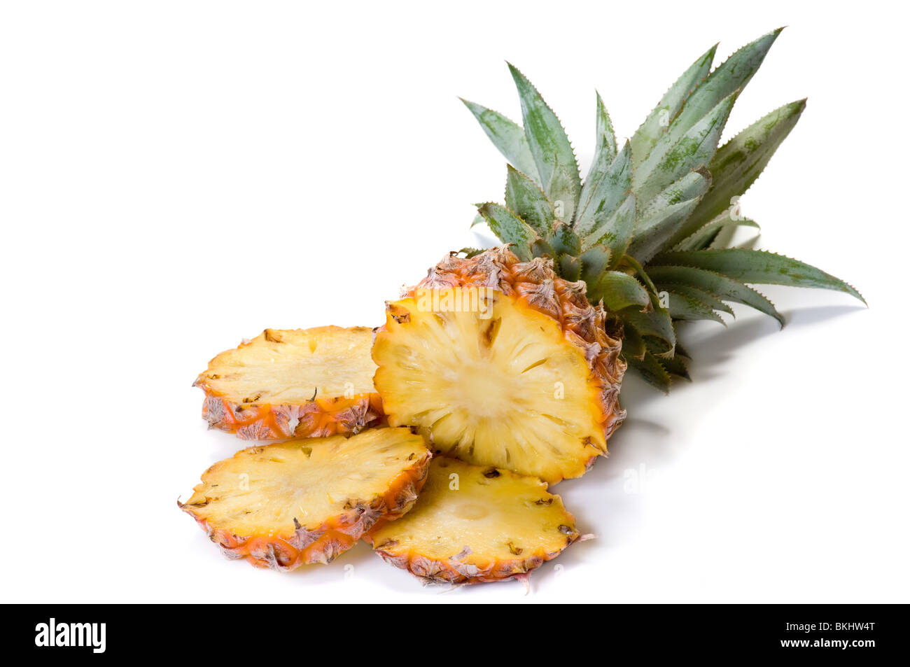 Fetta di ananas giacente isolati su sfondo bianco Foto Stock