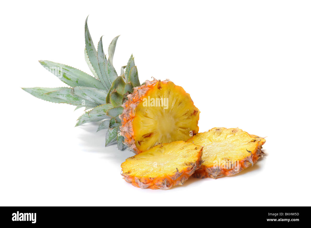 Ananas fresco frutta con taglio e foglie verdi isolati su sfondo bianco Foto Stock