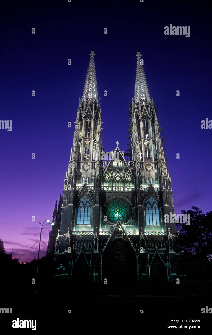 Chiesa votiva, votivkirche, piazza Roosevelt, rooseveltplatz, architettura revival gotico, la città di Vienna, Vienna, Austria, Europa Foto Stock