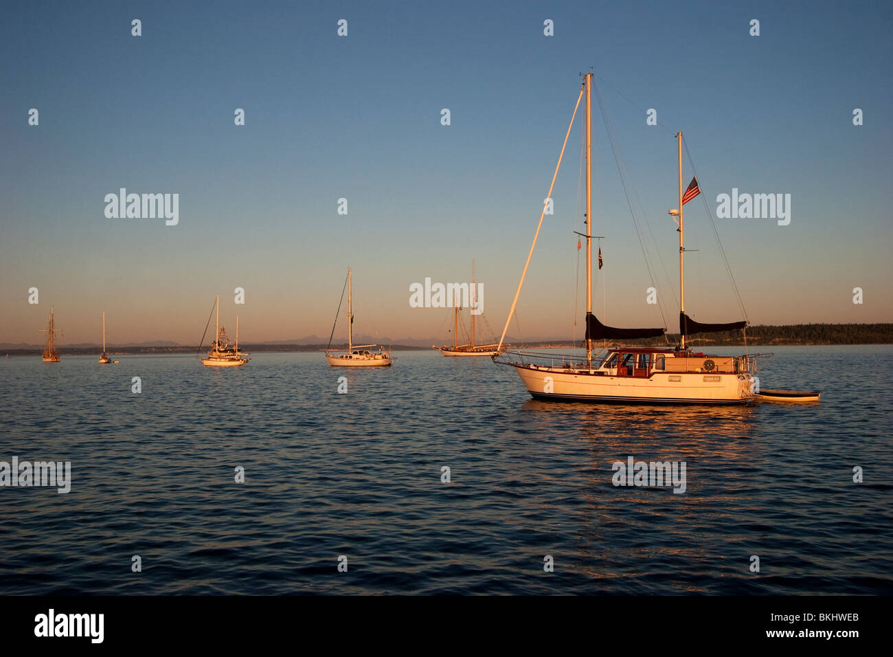 Barche a vela al di ancoraggio al tramonto in Port Townsend Bay, Port Townsend Washington Foto Stock