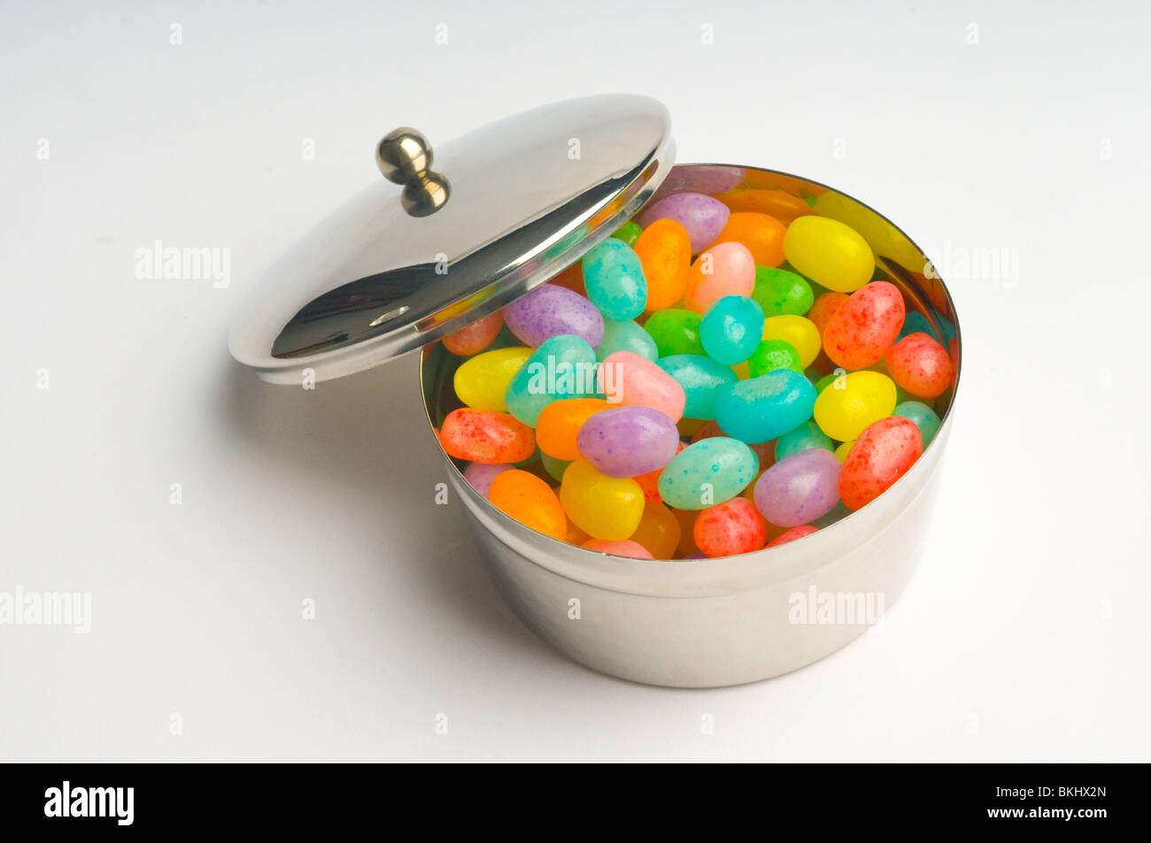 Jelly Beans in un piatto d'argento. Girato su sfondo bianco. Foto Stock