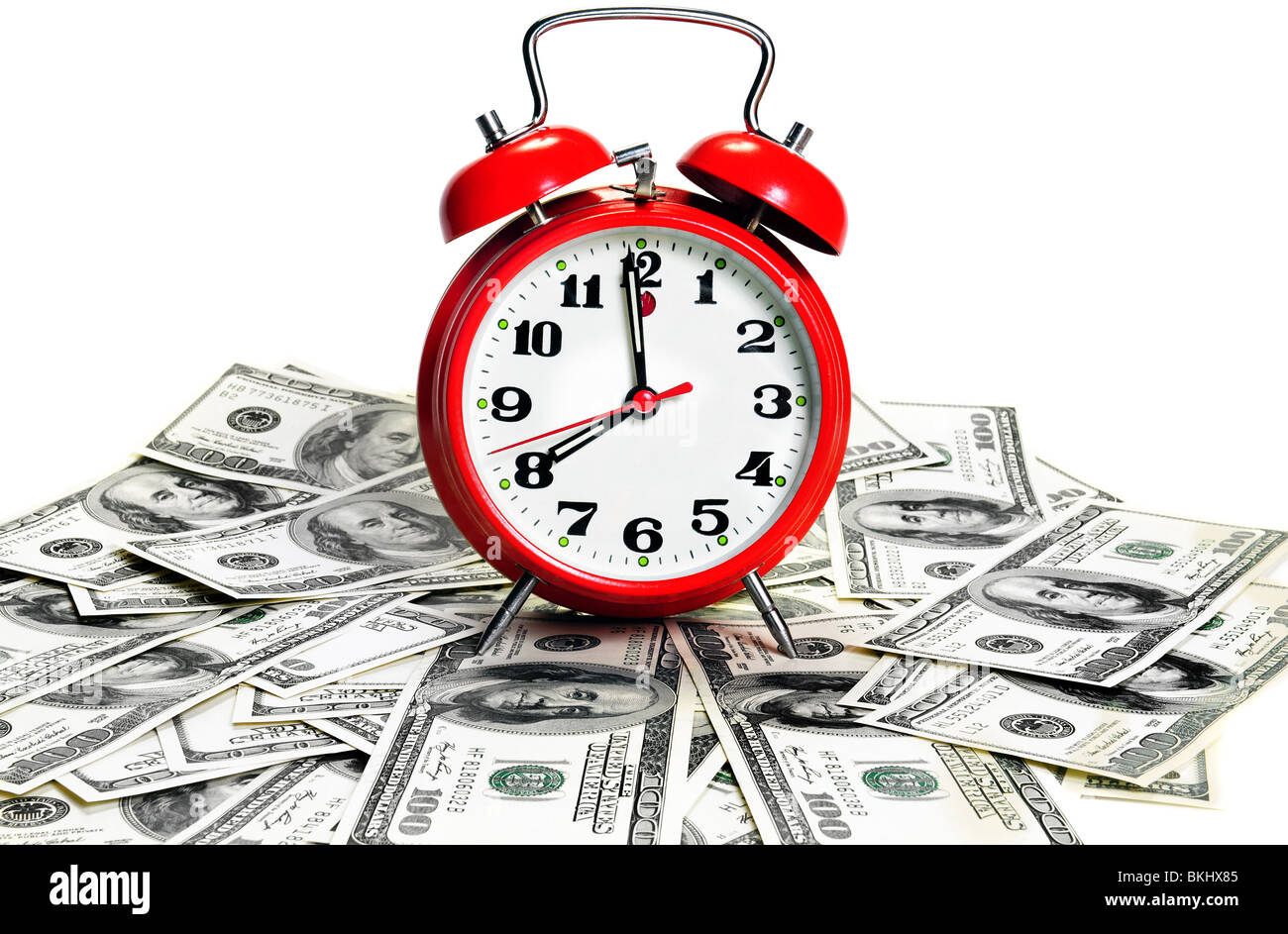 " Il tempo è denaro' concetto - Classic orologio sveglia su di dollari. Alto contrasto Foto Stock