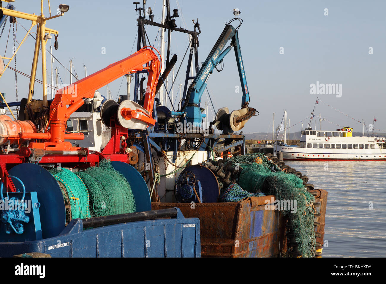 Gli attrezzi da pesca e le reti sulla poppa del peschereccio da traino a QUAYSIDE a Scarborough. YORKSHIRE. In Inghilterra. Regno Unito Foto Stock