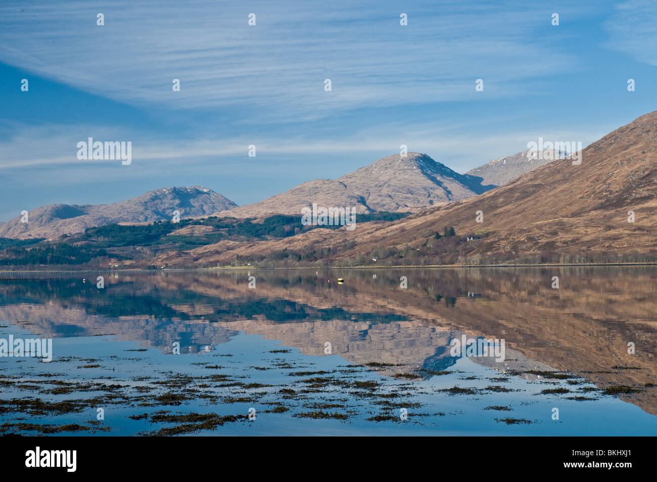 Vista del Loch Eil dal South Shore con riflessioni di montagna nr Fort William Highland Scozia Scotland Foto Stock