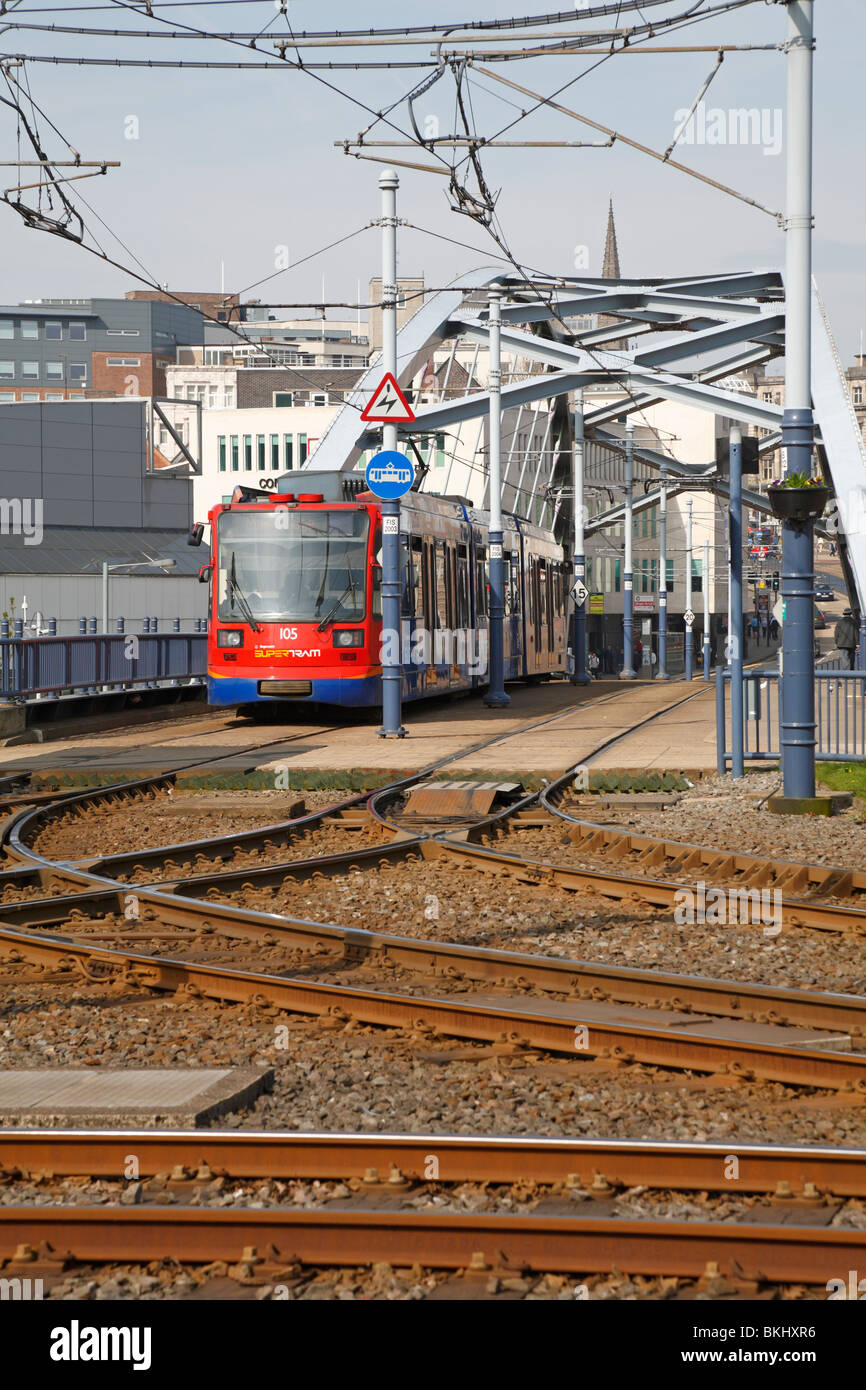 Supertram attraversando il nuovo ponte in acciaio al Ponds Forge, Sheffield South Yorkshire, Inghilterra, Regno Unito. Foto Stock