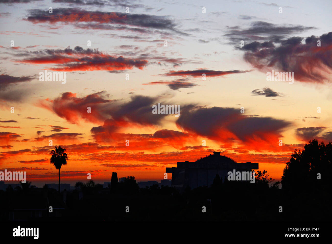 Tustin marine corps elicottero hangar con bel tramonto nuvole. Foto Stock