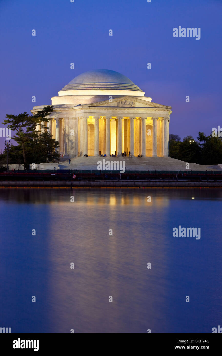 Vista del Jefferson Memorial attraverso il bacino di marea appena prima dell'alba, Washington DC, Stati Uniti d'America Foto Stock