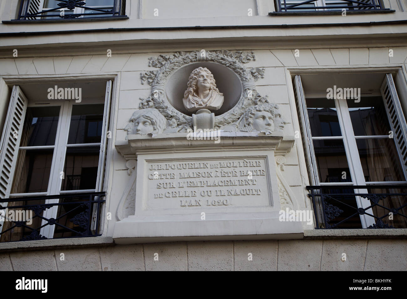 La placca per commemorare la posizione della casa che Molière, drammaturgo e attore, vissuto, Les Halles, Parigi, Francia Foto Stock