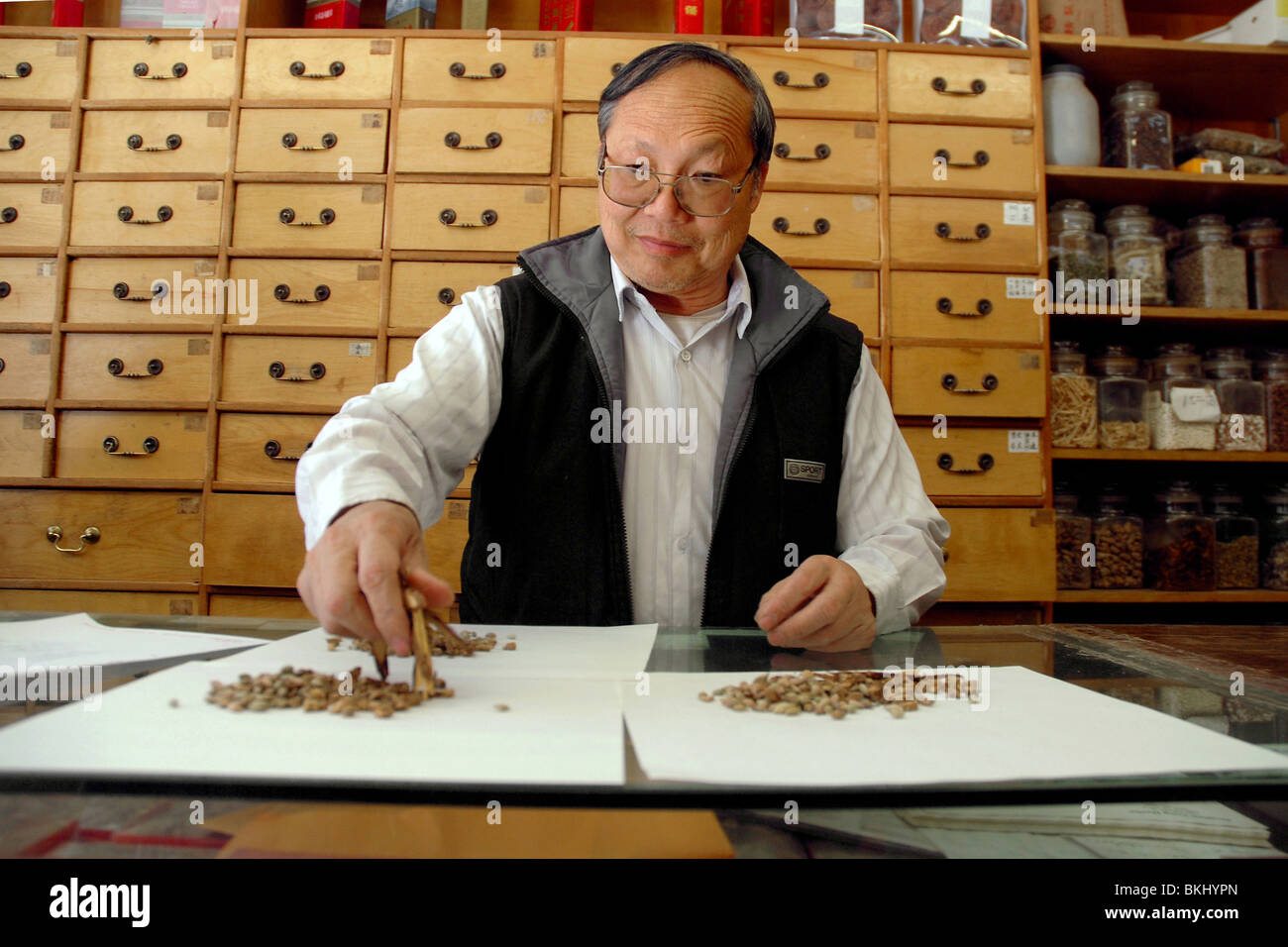 Chniese medico prepara le erbe per il paziente Chinatown Oakland, CA Foto Stock