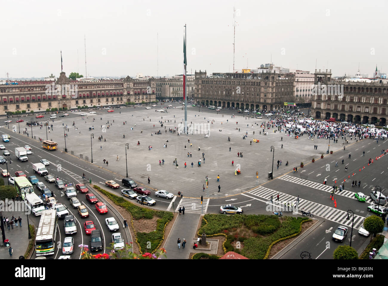Visualizza in basso tra i grandi open plaza di Città del Messico Zocalo con piccola dimostrazione in corso e traffico circolante periferia Foto Stock