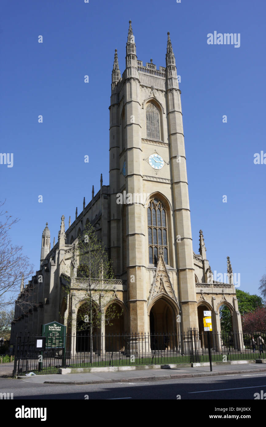 Catturata in una bella giornata di primavera,St Lukes chiesa situata sul lato est di Sydney Street nel Quartiere di Chelsea. Foto Stock