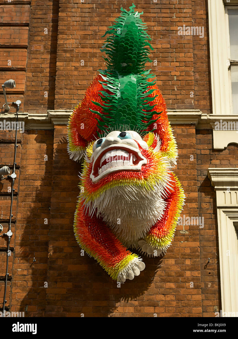 Leone cinese sulla parete in Soho Londra centrale per i festeggiamenti di Capodanno Foto Stock
