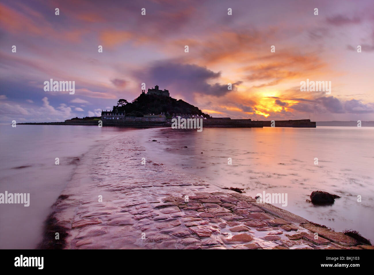 St Michael's Mount e causeway; tramonto; Cornovaglia Foto Stock