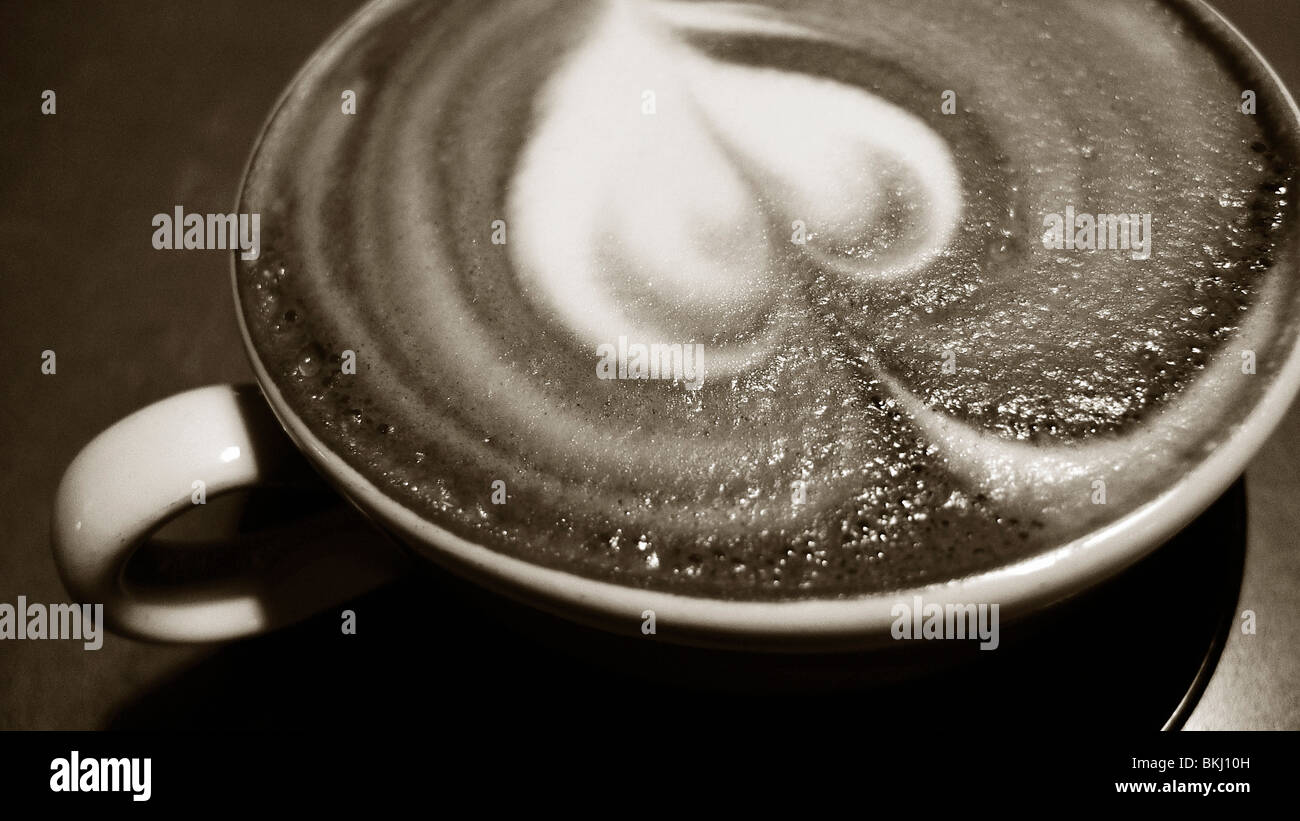 Close-up di motivi decorativi caffelatte. Foto Stock