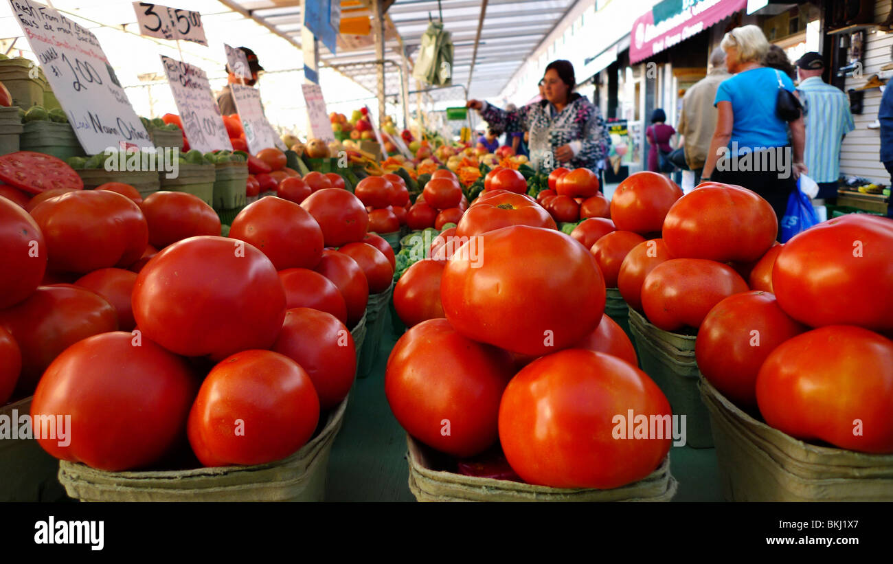 Appena raccolto di pomodori organico sul display nel mercato degli agricoltori. Foto Stock