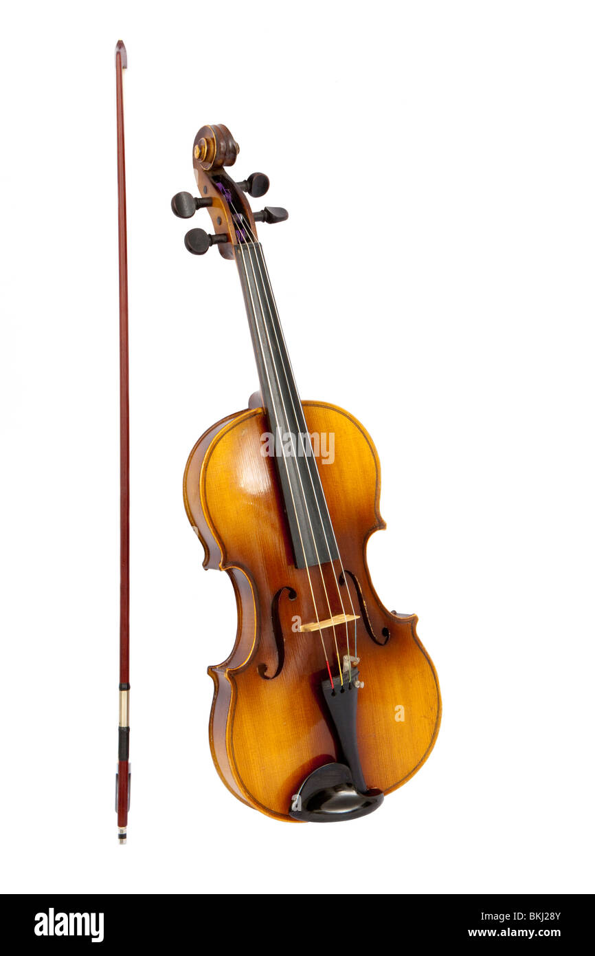Violino di antiquariato con prua accanto ad essa, isolato su sfondo bianco Foto Stock