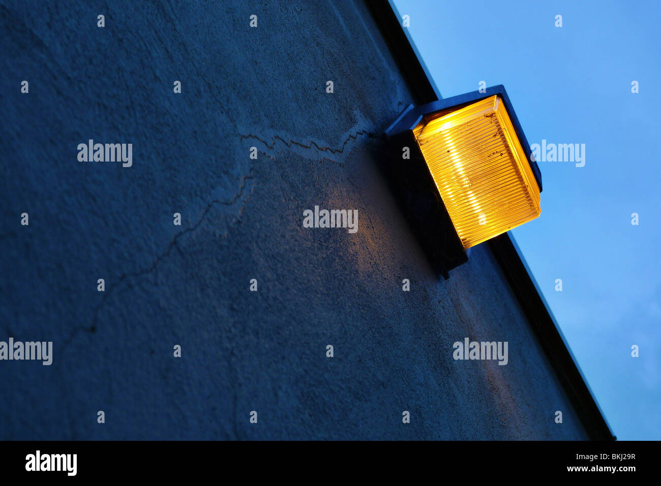 La luce di sicurezza rotto sulla parete in cemento. Foto Stock