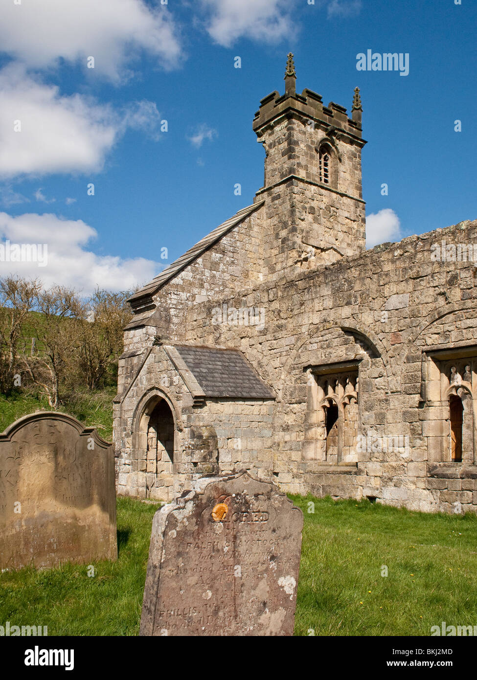 Wharram Percy deserta villaggio medievale, rovina St. Martins Chiesa dal sagrato. Foto Stock