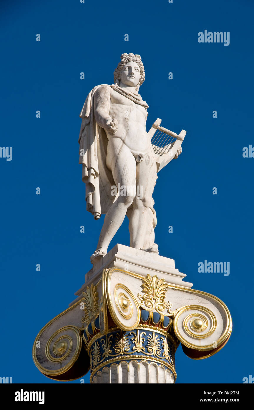 Statua in marmo del greco antico dio Apollo - dio del sole e la musica di fronte all'Accademia ad Atene in Grecia Foto Stock