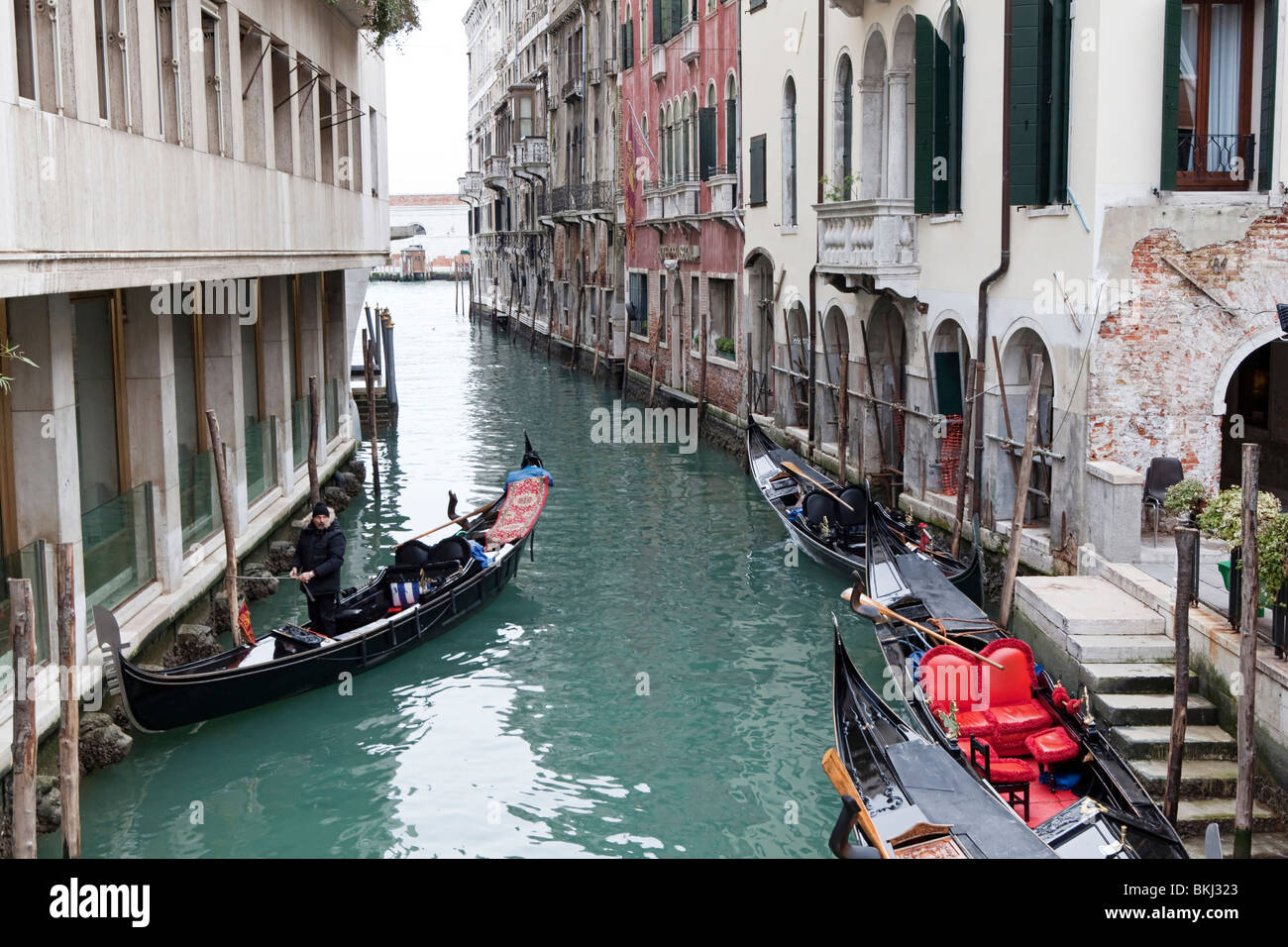 Barche ormeggiate lungo un piccolo canale di Venezia, Italia Foto Stock