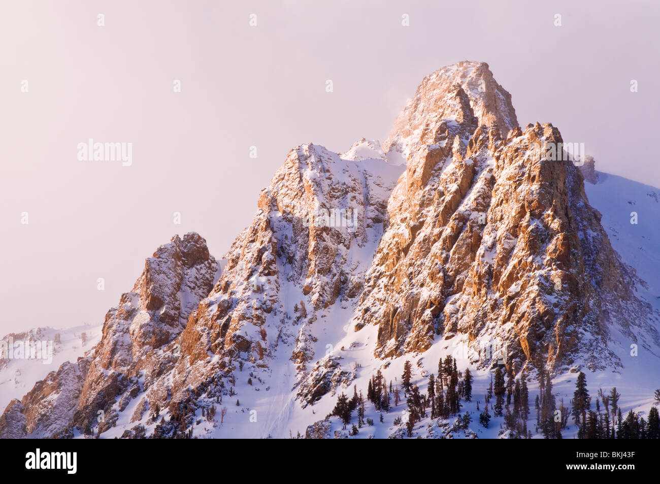 Alba d'inverno sul picco di Carson, Giugno Lago, California Foto Stock