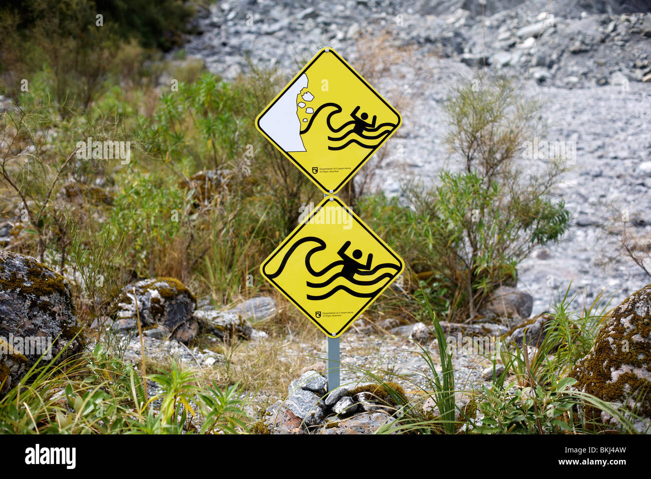 Cartelli di avvertimento in prossimità della faccia terminale del ghiacciaio Fox in Westland Tai Poutini National Park in Nuova Zelanda Foto Stock